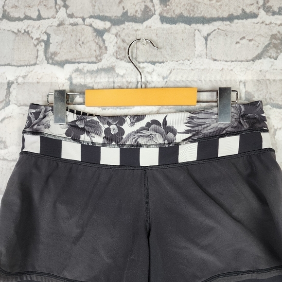 Lululemon Athletica Groovy Run Shorts Black Straightup Stripe Brisk Bloom Size 6 - Picture 8 of 12